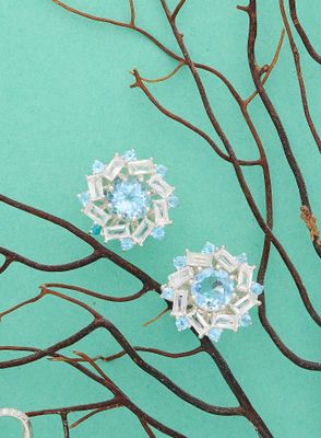 des flocons de neige sur les branches d'un arbre, sur fond vert