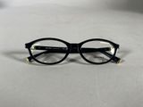 des lunettes noires aux verres transparents posées sur une surface blanche