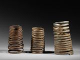 trois piles de pièces empilées les unes sur les autres sur une table