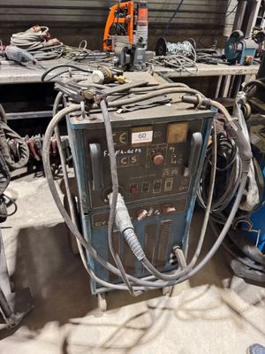 une machine qui se trouve à l'intérieur d'un bâtiment