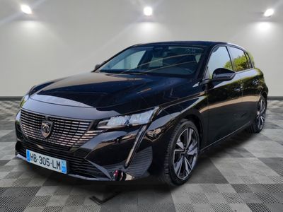 une voiture noire garée dans un garage au sol en damier
