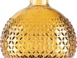 une bouteille en verre jaune avec un bouchon doré sur fond blanc