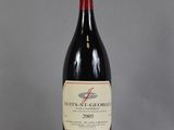 une bouteille de vin posée sur une table