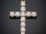 un pendentif en forme de croix en diamant sur fond noir