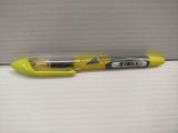 un stylo jaune posé sur une surface blanche