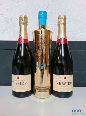 trois bouteilles de champagne posées côte à côte sur une table