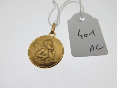 un gros plan d'une pièce d'or sur laquelle est accrochée une étiquette