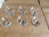 six verres vides posés sur une nappe marron
