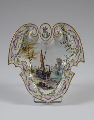 une assiette avec l'image d'un bateau