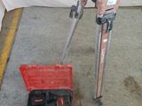 une boîte à outils rouge contenant des outils, à côté d'une autre boîte à outils rouge