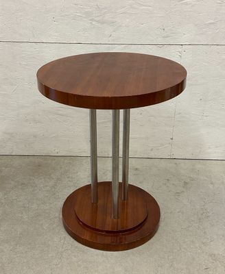 une table ronde en bois avec deux pieds en métal et un plateau en bois