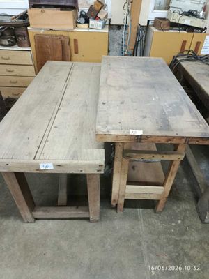deux tables en bois qui se trouvent dans une pièce