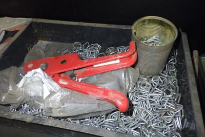 une image représentant une boîte à outils contenant une clé et quelques vis