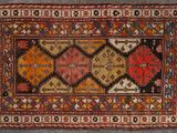 un vieux tapis aux couleurs et aux motifs variés