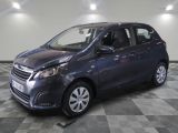 la petite voiture bleue est garée dans une pièce au sol à carreaux
