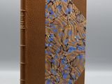 un livre marron orné de motifs bleus et marron