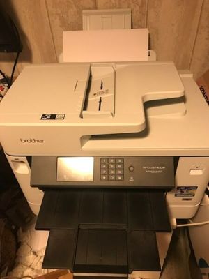 une imprimante posée sur un bureau