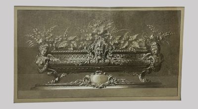 une vieille photo représentant un vase en argent orné de fleurs et d'oiseaux