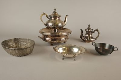 de nombreux objets en argent posés sur une table
