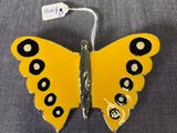 un gros plan d'un papillon jaune aux ailes tachetées de noir