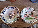 deux assiettes posées sur une table