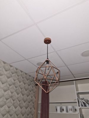 une lampe suspendue au plafond de la pièce