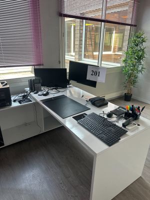 un bureau d'ordinateur équipé de deux écrans et d'un clavier