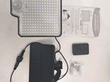 un gros plan sur un téléphone portable et une lampe posés sur une table
