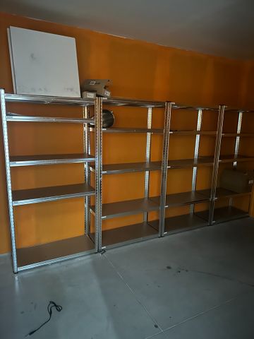 Quatre étagères cornières