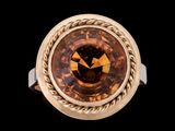 une image d'une bague sertie d'un diamant brun