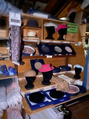 de nombreux chapeaux exposés dans une pièce