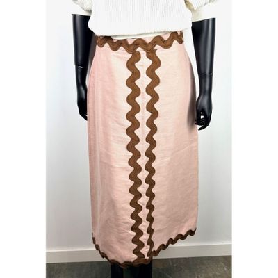 LA VESTE. Jupe longue en lin rose pâle ornée de passementeri…