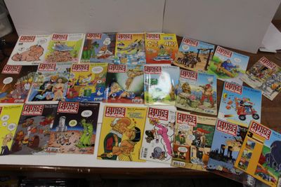 beaucoup de bandes dessinées sur la table