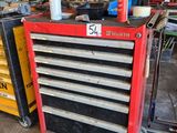 de nombreux outils sur le chariot dans le garage