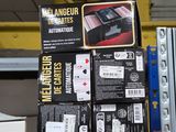 Des cartons contenant du matériel électronique sont empilés sur une étagère dans un entrepôt