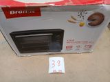 une boîte contenant un four grille-pain