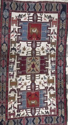 un vieux tapis orné d'un motif représentant des chevaux et des personnages