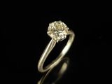 une bague en diamant sur fond noir