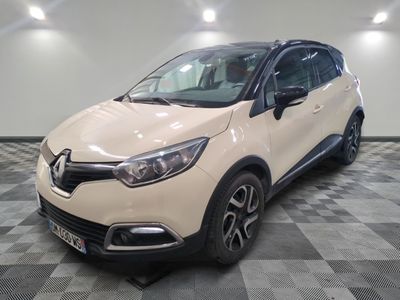 la voiture blanche est garée sur un sol en damier dans le garage