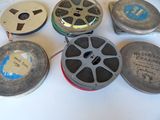 plusieurs bobines de film posées sur une table blanche