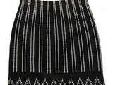 une jupe noire et blanche à pois blancs