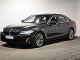 une photo d'une voiture bmw noire garée dans un garage