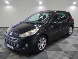 la photo d'une voiture noire garée dans un garage