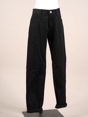vue de dos d'un mannequin portant un pantalon noir et une chemise blanche