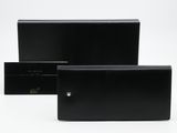 deux portefeuilles en cuir noir posés l'un à côté de l'autre sur une surface blanche