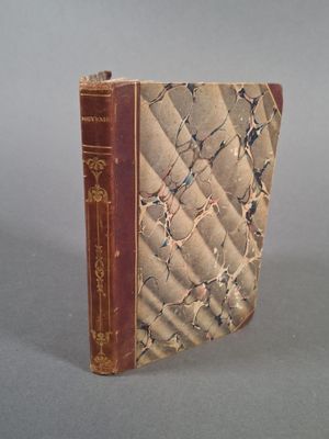 un livre dont la couverture est matelassée