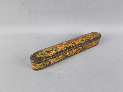 une petite boîte en bois ornée d'un motif floral