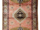 un tapis rose et noir orné d'un motif en losanges