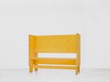 un banc en bois au milieu d'une pièce blanche