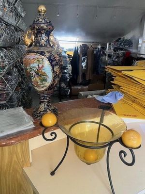 - 1 vasque en verre sur support métallique